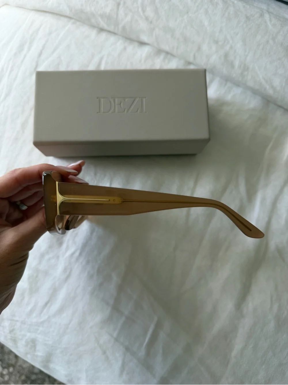 Dezi Read The Room Sunglasses